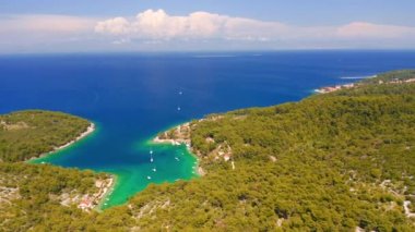 Helikopter Adriyatik kıyısındaki eski Mali Losinj kasabasının üzerinde uçuyor. 4k, İHA videosu ile çekilmiştir..