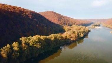 Dinyester Kanyonu 'ndaki sonbahar ormanının çekici kuş bakışı görüntüsü. 4k, İHA videosu ile çekilmiştir..
