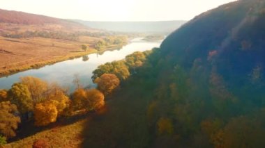 Dinyester Kanyonu 'ndaki sonbahar ormanının çekici kuş bakışı görüntüsü. 4k, İHA videosu ile çekilmiştir..