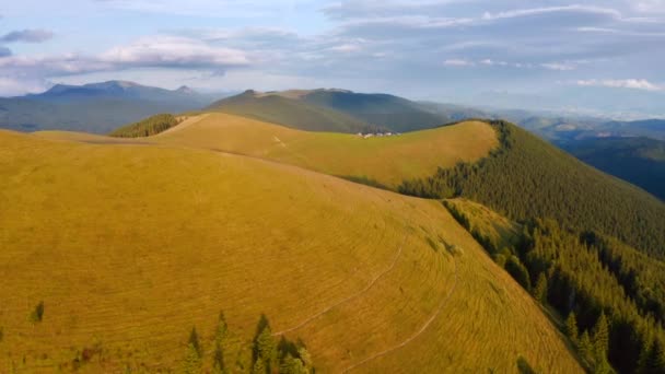 Дрон Летить Над Пагорбами Ранковому Світлі Знято Безпілотне Відео — стокове відео