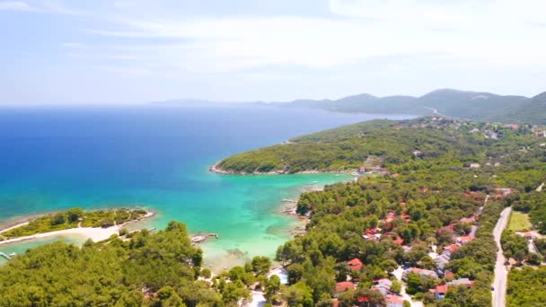 Helikopter Terbang Atas Kota Tua Mali Losinj Pantai Adriatik Difilmkan — Stok Video