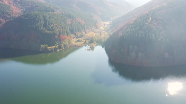 鳥の目の景色から素晴らしい高山湖の朝のシーン 4Kで撮影されたドローンビデオ — ストック動画