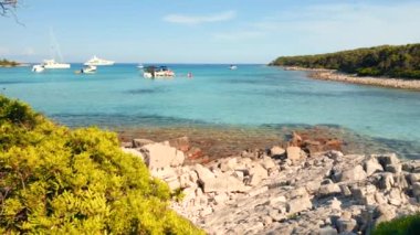 Lüks gölde masmavi suyu olan muhteşem bir kumsal. 4k 'lık bir videoda çekildi.