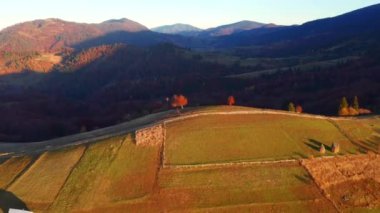 Bir kuşun gözünden dağlık kırsalda sonbahar günü. 4k, İHA videosu ile çekilmiştir..