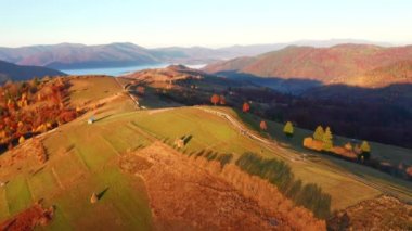 Bir kuşun gözünden dağlarda muhteşem bir sonbahar günü. 4k, İHA videosu ile çekilmiştir..
