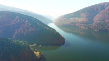 Kuş bakışı açıdan etkileyici bir alp gölü. 4k, İHA videosu ile çekilmiştir..