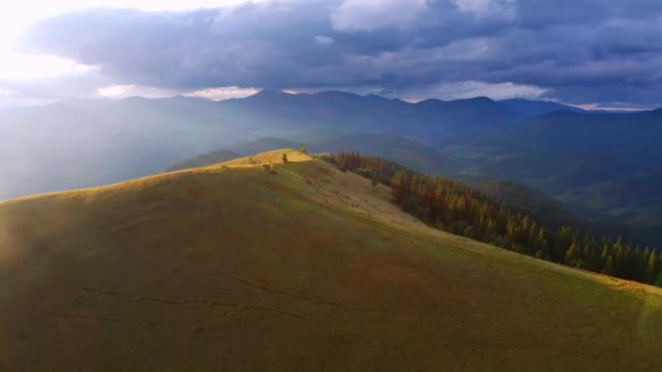Een Drone Vliegt Heuvels Het Ochtendlicht Gefilmd Drone Video — Stockvideo