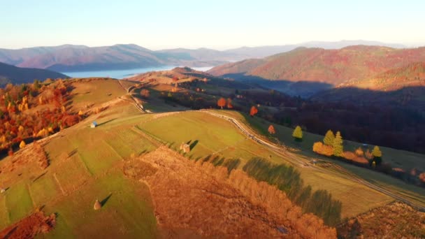 Hermoso Día Otoño Las Montañas Desde Vista Pájaro Filmado Drone — Vídeos de Stock
