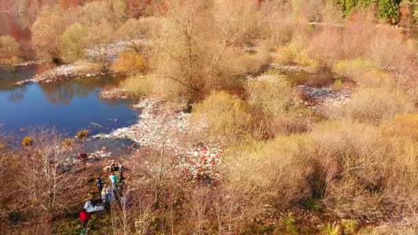无人机飞越了森林湖畔的家庭垃圾 电影空中拍摄 — 图库视频影像