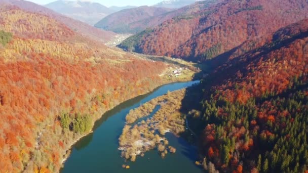 Eine Drohne Fliegt Über Einen Schönen See Der Mit Hausmüll — Stockvideo