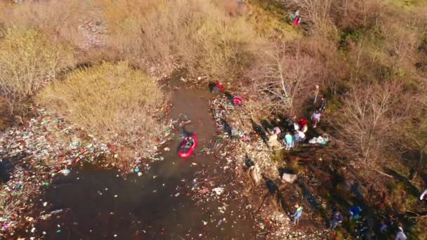 Bir Dron Atıklarıyla Dolu Güzel Bir Gölün Üzerinde Uçuyor Sinematik — Stok video