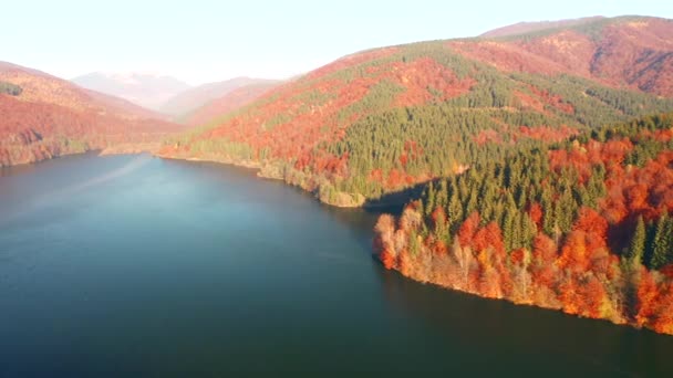 Beeindruckender Bergsee Aus Der Vogelperspektive Gefilmt Drohnenvideo — Stockvideo