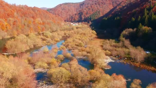 Dron Przelatuje Nad Pięknym Jeziorem Wypełnionym Odpadami Domowymi Zdjęcia Lotu — Wideo stockowe