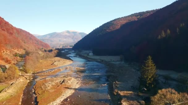 Καταπληκτική Θέα Του Ποταμού Που Ρέει Μια Κοιλάδα Του Βουνού — Αρχείο Βίντεο