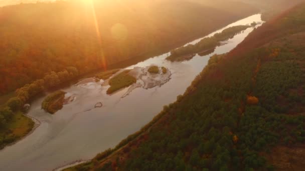 早上一架无人驾驶飞机飞越大河的壮丽景色 以4K 无人驾驶视频拍摄 — 图库视频影像