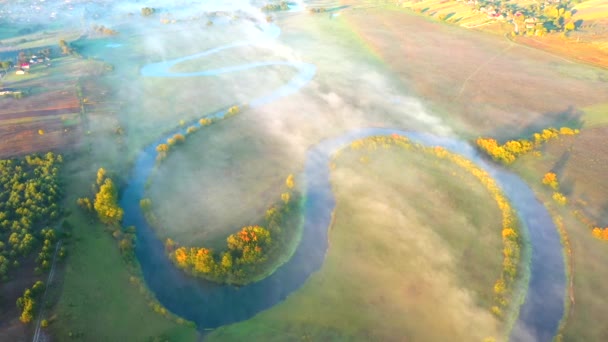 Vedere Sus Jos Unui Râu Înfășurat Ceață Rulează Peste Câmpie — Videoclip de stoc