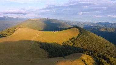Alp otlağındaki dron panoramik görüntüsü. 4k, İHA videosu.