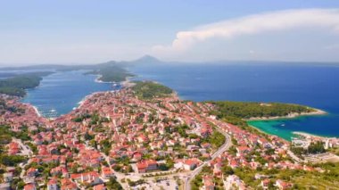 Helikopter Adriyatik kıyısındaki eski Mali Losinj kasabasının üzerinde uçuyor. 4k, İHA videosu ile çekilmiştir..