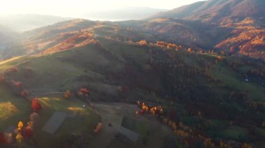 Bir kuşun gözünden dağlık kırsalda sonbahar günü. 4k, İHA videosu ile çekilmiştir..