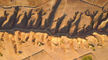 Dinyeper Körfezi 'nin kumlu tepelerindeki bir kuadkopterden soyut görüntü. 4k, İHA videosu ile çekilmiştir..