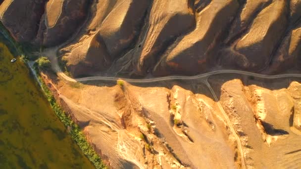 Drohne Fliegt Über Eingeschnittenen Mäander Des Flusses Den Lehmbergen Video — Stockvideo