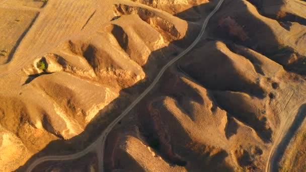 Abstrakter Blick Von Einem Quadrocopter Auf Die Sandigen Hügel Der — Stockvideo