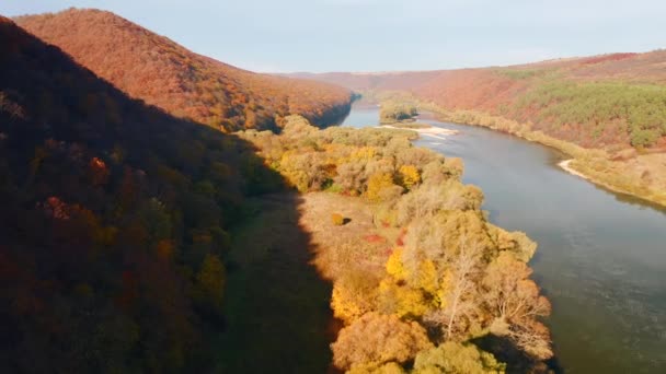美丽的鸟瞰了德涅斯特河峡谷秋天的森林 以4K 无人驾驶视频拍摄 — 图库视频影像