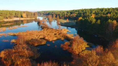 Şafak vakti sakin bir gölün üzerindeki insansız hava aracından büyüleyici bir manzara. 4k, İHA videosu ile çekilmiştir..