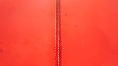 Güneşli bir günde pembe bir tuz bataklığının üzerinden uçan bir drondan ateş etmek. 4k 'lık bir videoda çekildi.