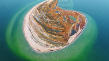Kıvrımlı bir deniz kıyısının nefes kesici kuş bakışı görüntüsü. Ulusal park Dzharylhach, Karadeniz, Ukrayna.
