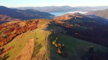 Bir kuşun gözünden dağlarda muhteşem bir sonbahar günü. 4k, İHA videosu ile çekilmiştir..