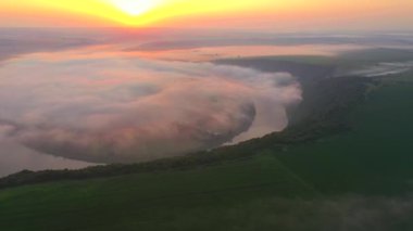 Dinyester Nehri 'nin dolambaçlı kanyonuna bakan bir drondan ateş etmek. Sinematik hava çekimi. Konum Dnister, Ukrayna, Avrupa. Toprağın güzelliğini keşfedin. 4k, İHA videosu ile çekilmiştir..