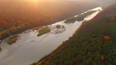 Sabahları büyük nehrin üzerinde uçan bir dronun muhteşem manzarası. 4k, İHA videosu ile çekilmiştir..