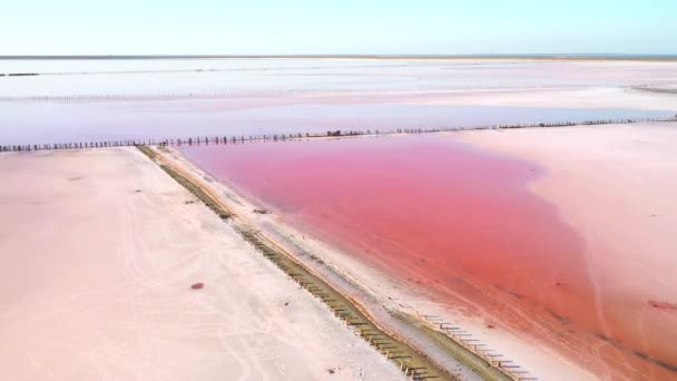 在阳光明媚的一天 一架无人驾驶飞机在粉红色的盐沼上空盘旋时鸣枪示警 以4K视频拍摄 — 图库视频影像