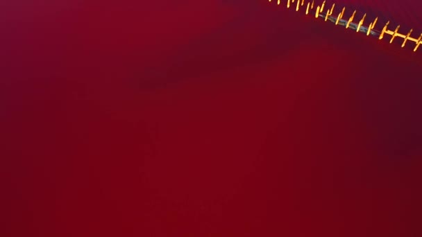 Невероятный Вид Беспилотника Розовое Соленое Болото Спокойной Поверхностью Воды Съемки — стоковое видео