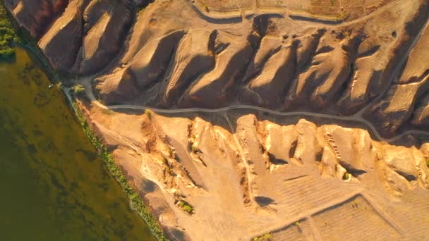 Drone Survole Méandre Incisé Rivière Dans Les Montagnes Argile Filmé — Video