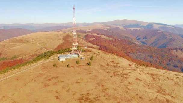 Drone Voa Lado Uma Antena Telecomunicações Topo Uma Montanha — Vídeo de Stock
