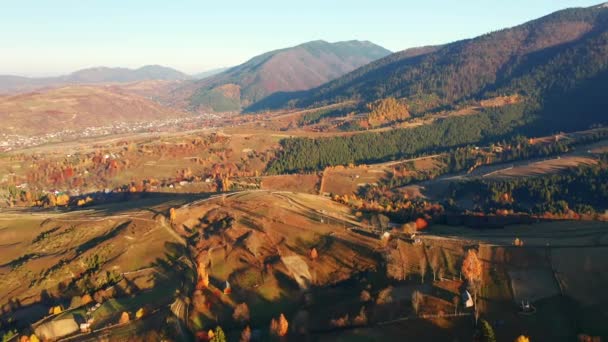 灿烂的秋景 晨光下翻滚的群山 以4K 无人驾驶视频拍摄 — 图库视频影像