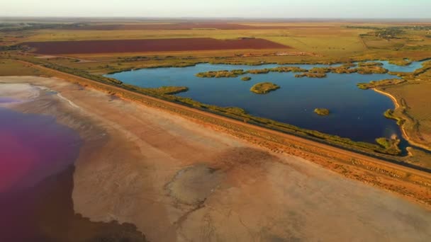 Drone Voa Sobre Lago Terras Agrícolas Filmado Vídeo Drone — Vídeo de Stock