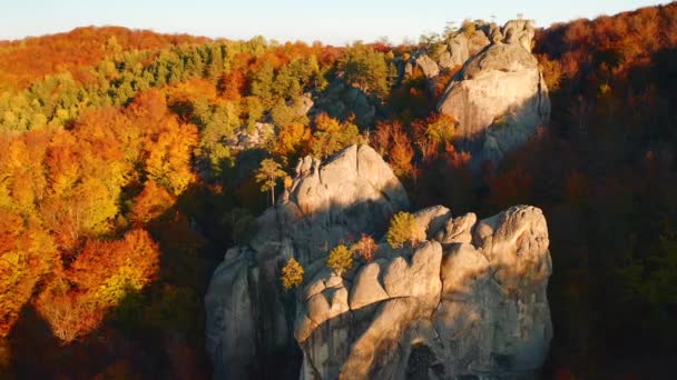 Drona Zboară Peste Roci Epice Calcar Într Însorită Filmat Drone — Videoclip de stoc