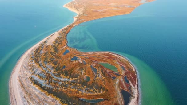 Wspaniały Widok Lotu Ptaka Zakrzywioną Wyspę Park Narodowy Dzharylhach Morze — Wideo stockowe