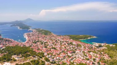 Helikopter Adriyatik kıyısındaki eski Mali Losinj kasabasının üzerinde uçuyor. 4k, İHA videosu ile çekilmiştir..