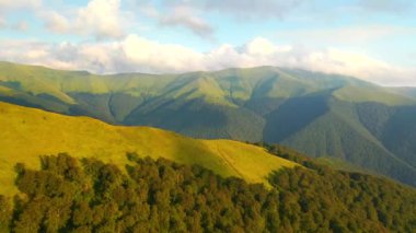 Güneş ışığında yeşil dağ sıraları, kuş bakışı. 4k, İHA videosu ile çekilmiştir..