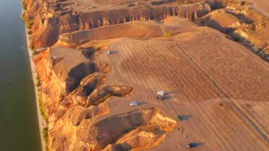 Dinyeper Körfezi 'nin kumlu tepelerindeki bir kuadkopterden soyut görüntü.