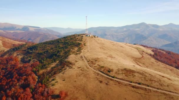 山の上の電気通信アンテナの隣を飛行する無人機 — ストック動画