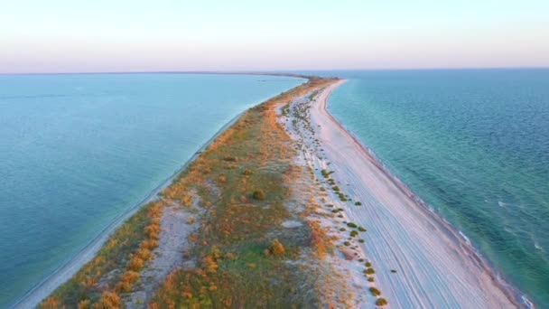 Schieten Van Een Drone Die Een Lange Zandspuug Vliegt Locatie — Stockvideo