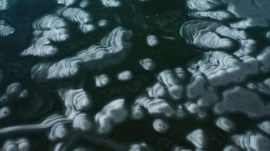 Boş donmuş göletin yukarıdan görünen manzarası. 4k, İHA videosu ile çekilmiştir..