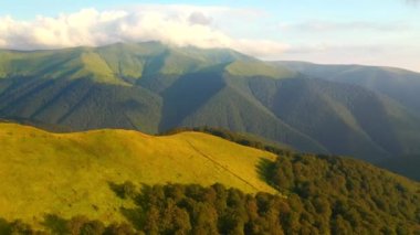 Güneş ışığında yeşil dağ sıraları, kuş bakışı. 4k, İHA videosu ile çekilmiştir..