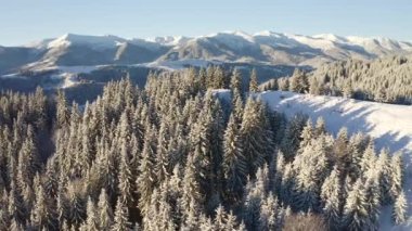 Soğuk bir günde kuş bakışı bir manzara inanıImaz. 4k, İHA videosu ile çekilmiştir..