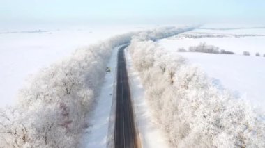Helikopter güneşli bir günde otoban ve kırsal bölgede uçar. 4k 'lık bir videoda çekildi.
